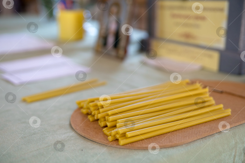 Скачать церковные свечи. стопка незажженных свечей фотосток Ozero