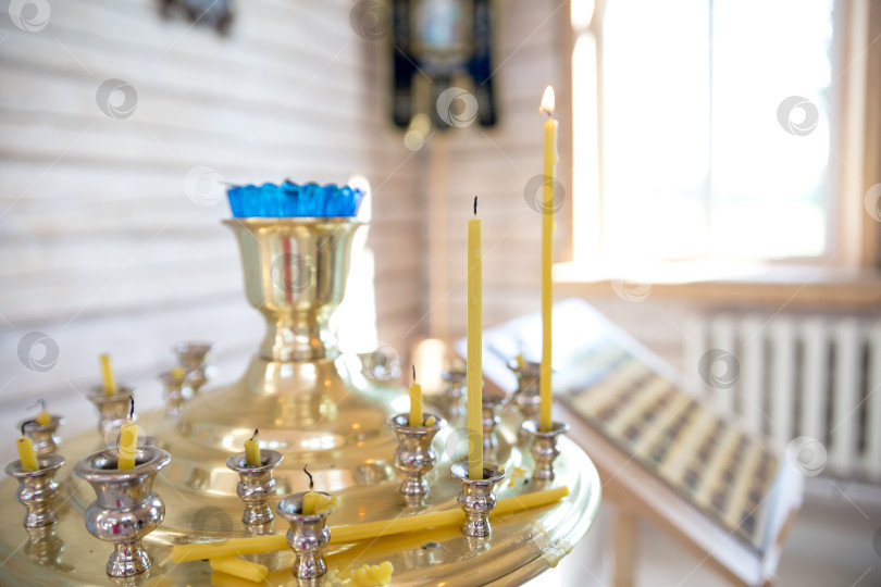Скачать церковные свечи. на алтаре горят свечи фотосток Ozero