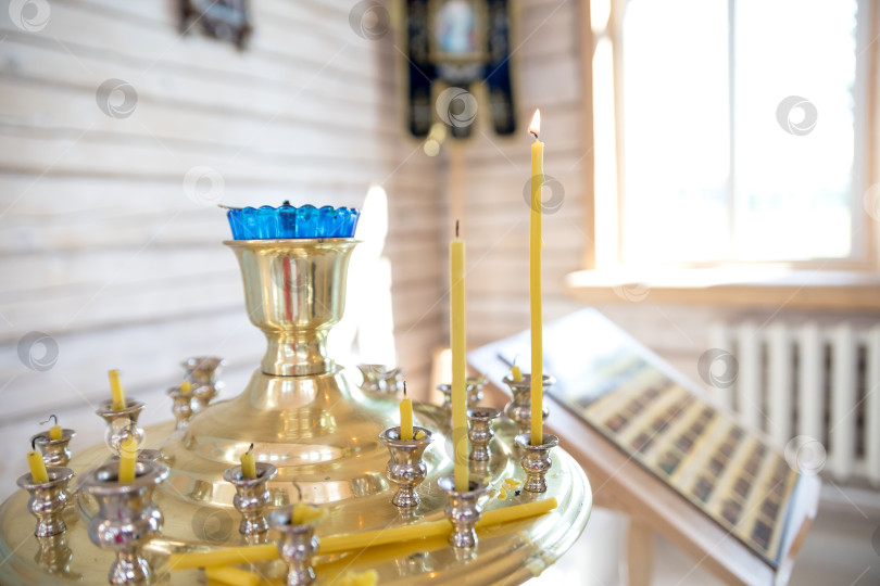 Скачать церковные свечи. на алтаре горят свечи фотосток Ozero