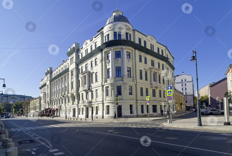 Скачать Старый многоквартирный дом в центре Москвы. фотосток Ozero