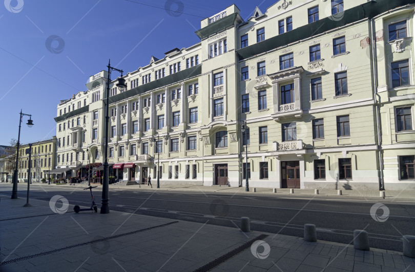 Скачать Старый многоквартирный дом в центре Москвы. фотосток Ozero