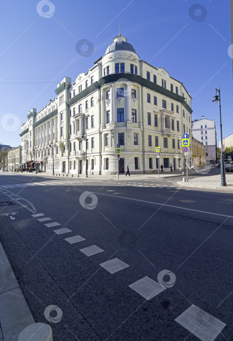 Скачать Старый многоквартирный дом в центре Москвы. фотосток Ozero