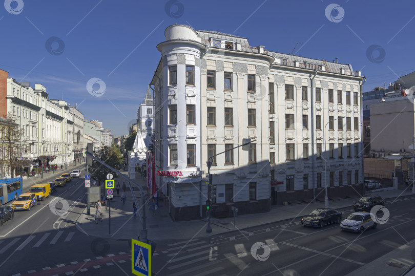 Скачать Старый многоквартирный дом в центре Москвы. фотосток Ozero