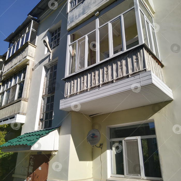 Скачать Трёхэтажный многоквартирный дом. фотосток Ozero