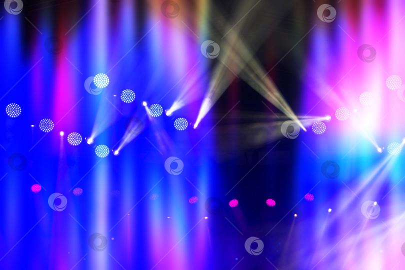 Скачать Сцена с подсветкой. Подсветка синяя, фиолетовая и розовая. На сцене много лампочек фотосток Ozero