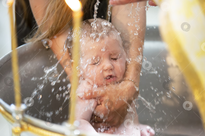 Скачать 12 июня 2022 года, Беларусь. Город Речица. Православная церковь. Празднование новой жизни во время церемонии крещения в тихой церковной обстановке фотосток Ozero