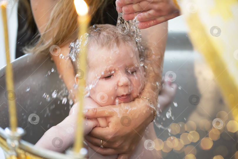 Скачать 12 июня 2022 года, Беларусь. Город Речица. Православная церковь. Празднование новой жизни во время церемонии крещения в тихой церковной обстановке фотосток Ozero