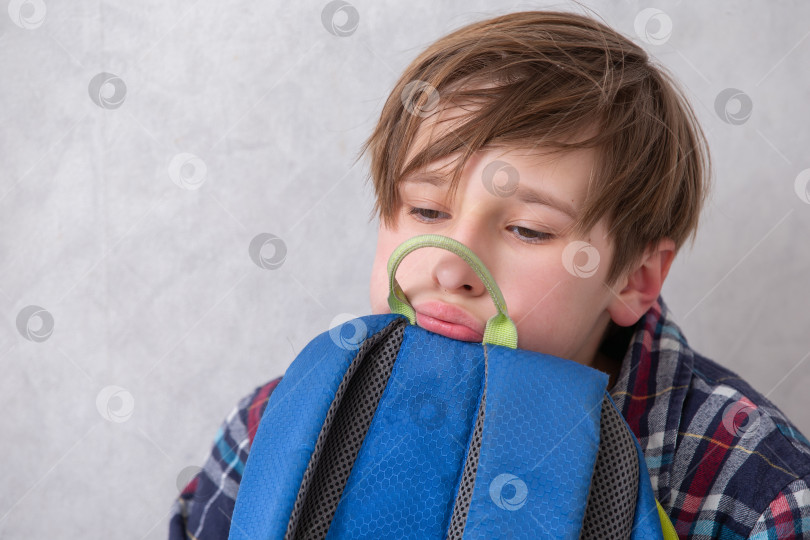 Скачать Вам скучно сидеть дома дождливым днем, прижимая к себе рюкзак фотосток Ozero