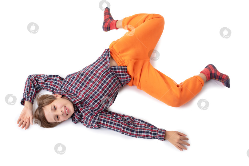 Скачать Мальчик-подросток ходит эксцентричной походкой. Он изображен с опущенной головой. фотосток Ozero