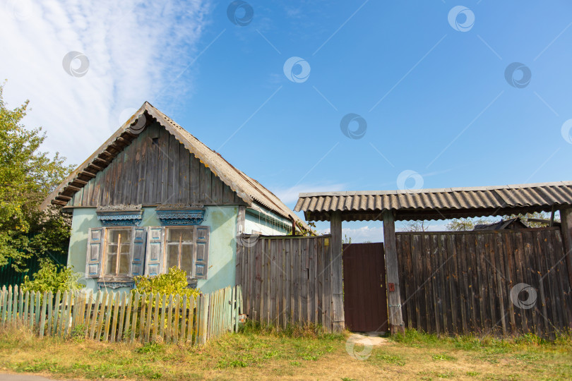 Скачать Деревенский деревянный дом со старым забором. фотосток Ozero