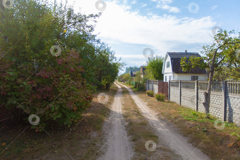 Скачать Пейзаж с дорогой, проходящей через заброшенный дачный поселок. фотосток Ozero