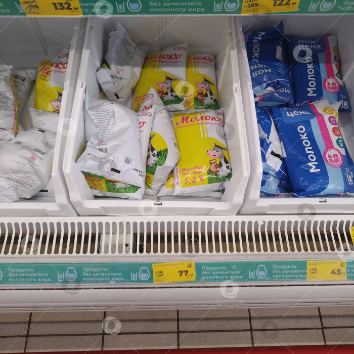 Скачать Отдел молока в магазине "Магнит". фотосток Ozero
