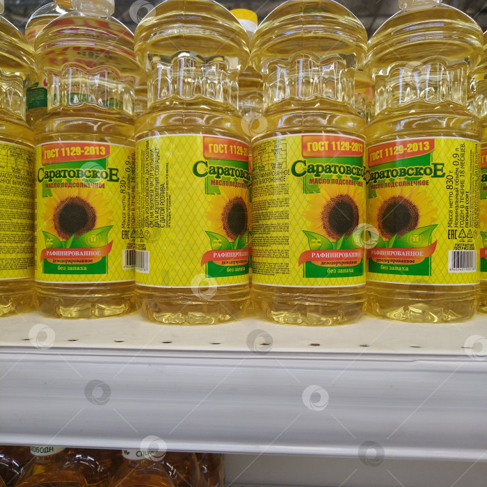 Скачать Отдел подсолнечного масла в магазине "Магнит". фотосток Ozero