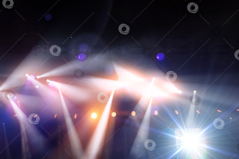 Скачать Разноцветные лучи сценического света на темно-синем фоне. фотосток Ozero