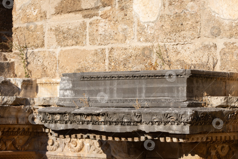 Скачать Часть каменной стены древнего амфитеатра с архитектурными элементами. фотосток Ozero