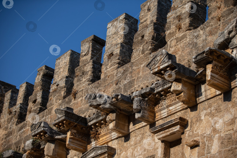 Скачать Часть каменной стены древнего амфитеатра с архитектурными элементами. фотосток Ozero
