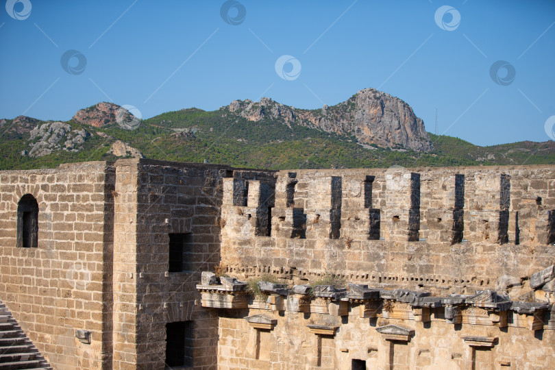 Скачать Часть каменной стены древнего амфитеатра с архитектурными элементами. фотосток Ozero