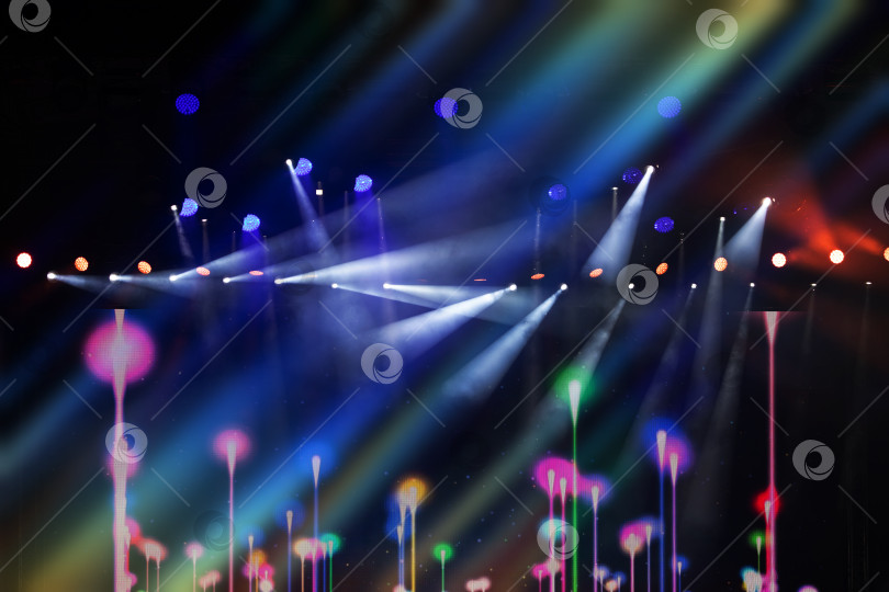 Скачать Яркое освещение сцены создает наэлектризованную атмосферу во время ночного живого выступления фотосток Ozero