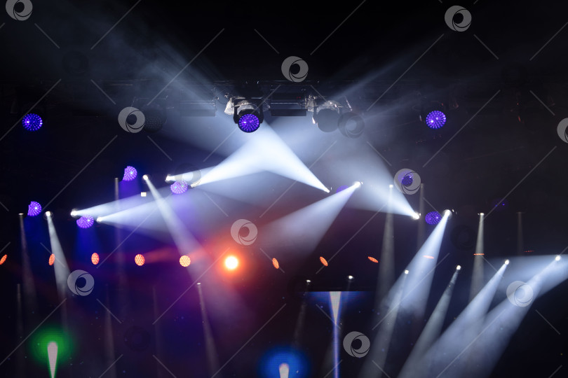 Скачать Световое шоу с множеством разноцветных лампочек. Огни бывают фиолетовыми, синими и зелеными фотосток Ozero