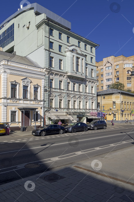 Скачать Старый многоквартирный дом в центре Москвы. фотосток Ozero