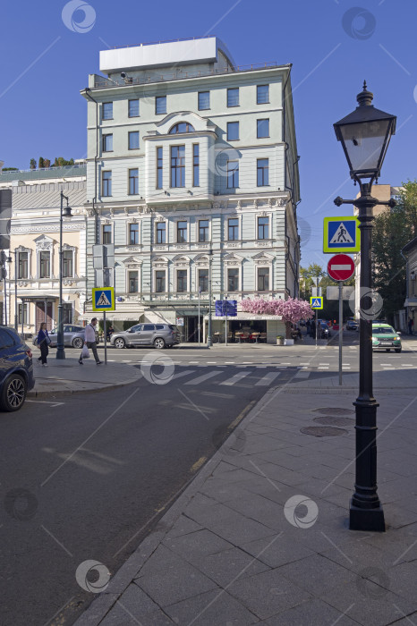 Скачать Старый многоквартирный дом в центре Москвы. фотосток Ozero