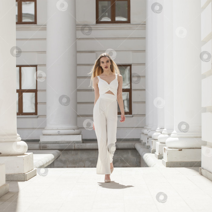 Скачать Портрет молодой красивой блондинки-модели в полный рост фотосток Ozero
