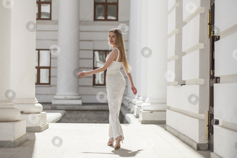 Скачать Портрет молодой красивой блондинки-модели в полный рост фотосток Ozero
