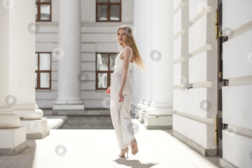 Скачать Портрет молодой красивой блондинки-модели в полный рост фотосток Ozero