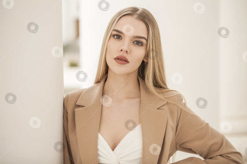 Скачать Портрет красивой молодой блондинки крупным планом фотосток Ozero