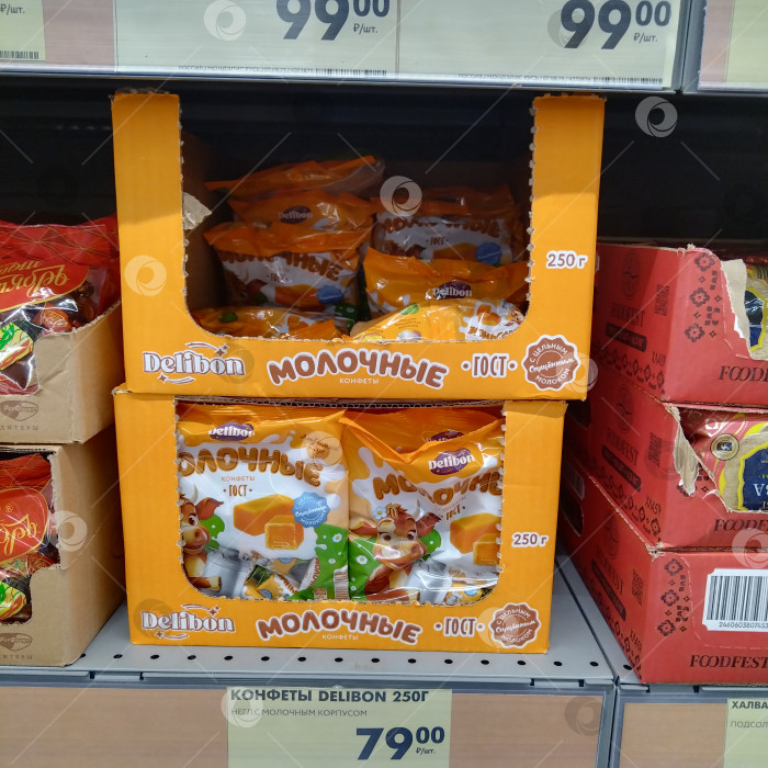 Скачать Отдел конфет в магазине "Чижик". фотосток Ozero