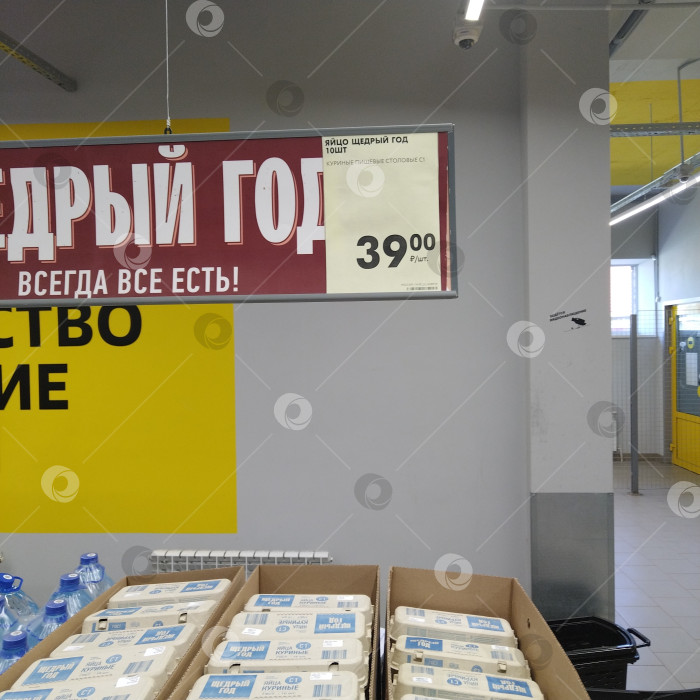 Скачать Отдел куриных яиц в магазине "Чижик". фотосток Ozero