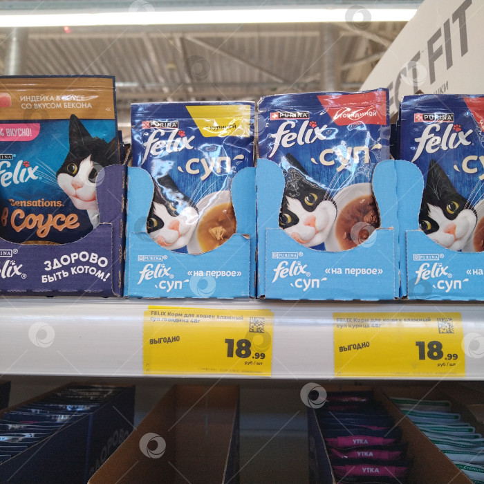 Скачать Отдел жидкого корма в магазине "Магнит". фотосток Ozero