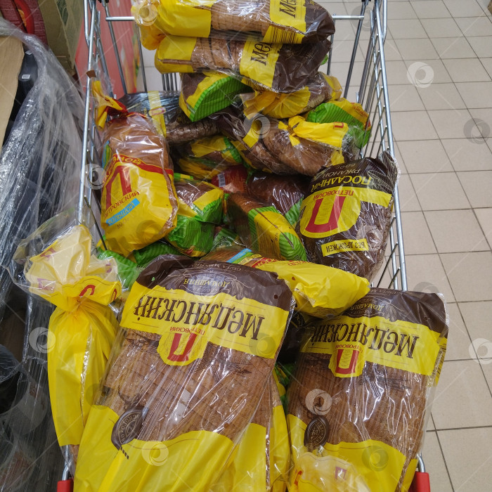 Скачать Отдел хлеба в магазине "Магнит". фотосток Ozero