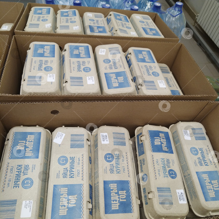 Скачать Отдел куриных яиц в магазине "Чижик". фотосток Ozero