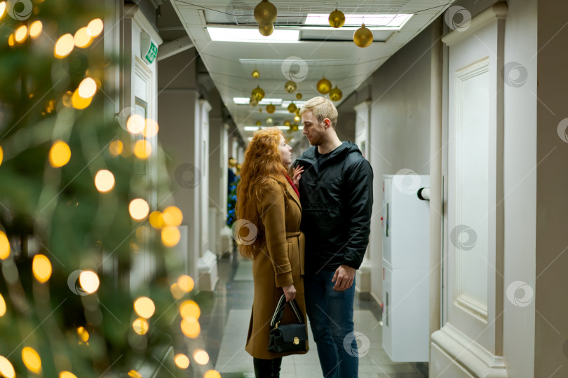 Скачать Мужчина одет в черную куртку, а женщина - в коричневое пальто фотосток Ozero