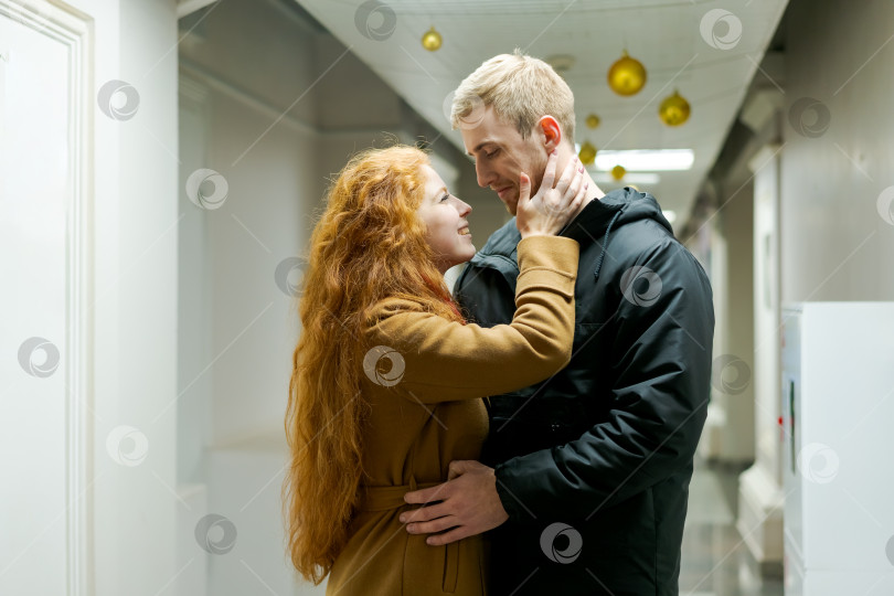 Скачать Мужчина и женщина обнимаются в коридоре фотосток Ozero