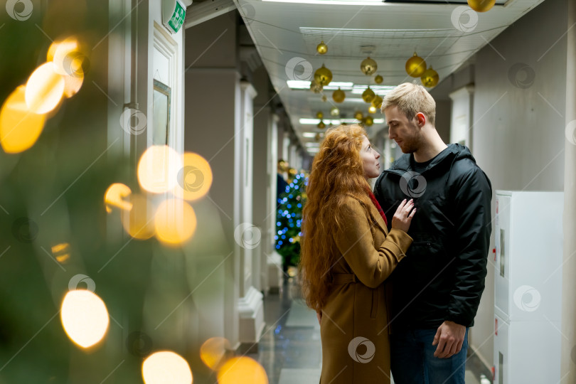 Скачать Мужчина и женщина стоят в коридоре фотосток Ozero