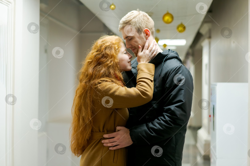 Скачать Мужчина и женщина обнимаются в коридоре фотосток Ozero