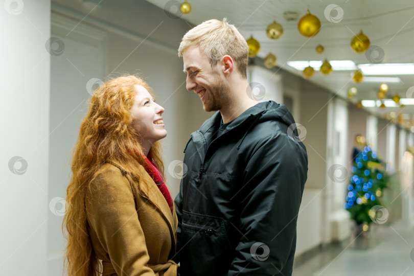 Скачать Мужчина и женщина стоят в коридоре фотосток Ozero