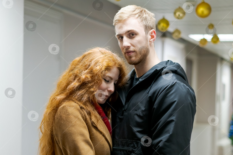 Скачать Мужчина и женщина обнимают друг друга фотосток Ozero