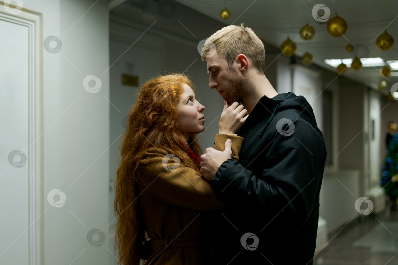 Скачать Мужчина и женщина обнимаются в коридоре фотосток Ozero