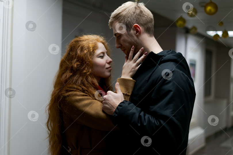 Скачать Мужчина и женщина обнимают друг друга фотосток Ozero