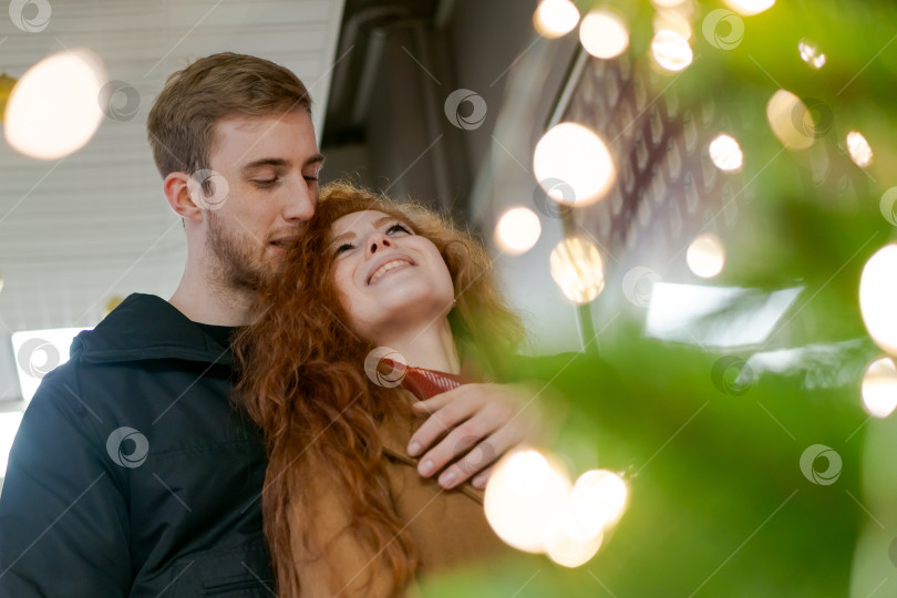 Скачать Мужчина и женщина обнимают друг друга фотосток Ozero