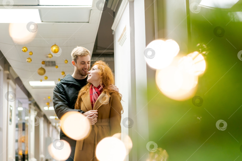 Скачать Мужчина и женщина обнимаются в коридоре фотосток Ozero