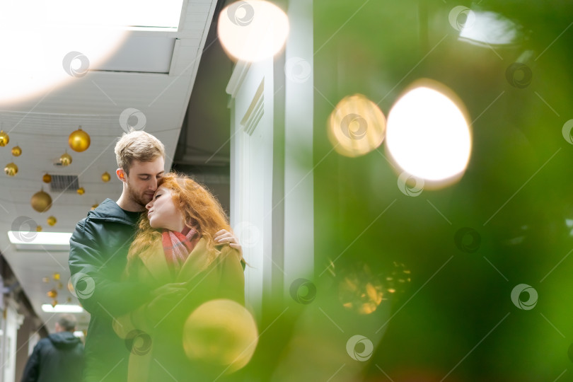 Скачать Мужчина и женщина обнимают друг друга фотосток Ozero