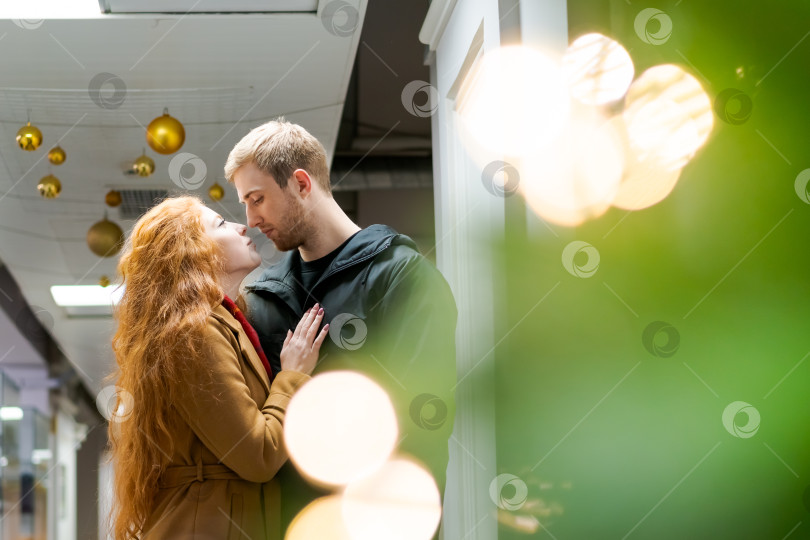 Скачать Мужчина и женщина обнимают друг друга фотосток Ozero