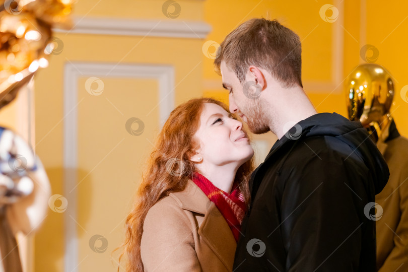 Скачать Мужчина и женщина целуются фотосток Ozero