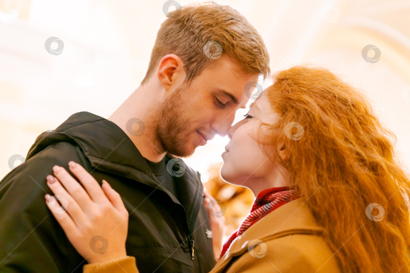Скачать Мужчина и женщина целуются фотосток Ozero