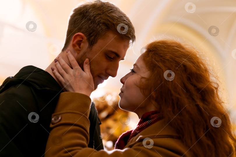 Скачать Мужчина и женщина целуются фотосток Ozero