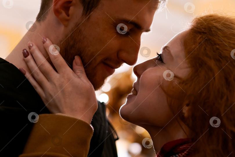 Скачать Мужчина и женщина целуются фотосток Ozero